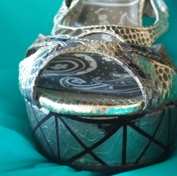 3 for $25 🌸DOLLHOUSE  🌻🌼 Nice Platform Heels - Picture 7 of 8